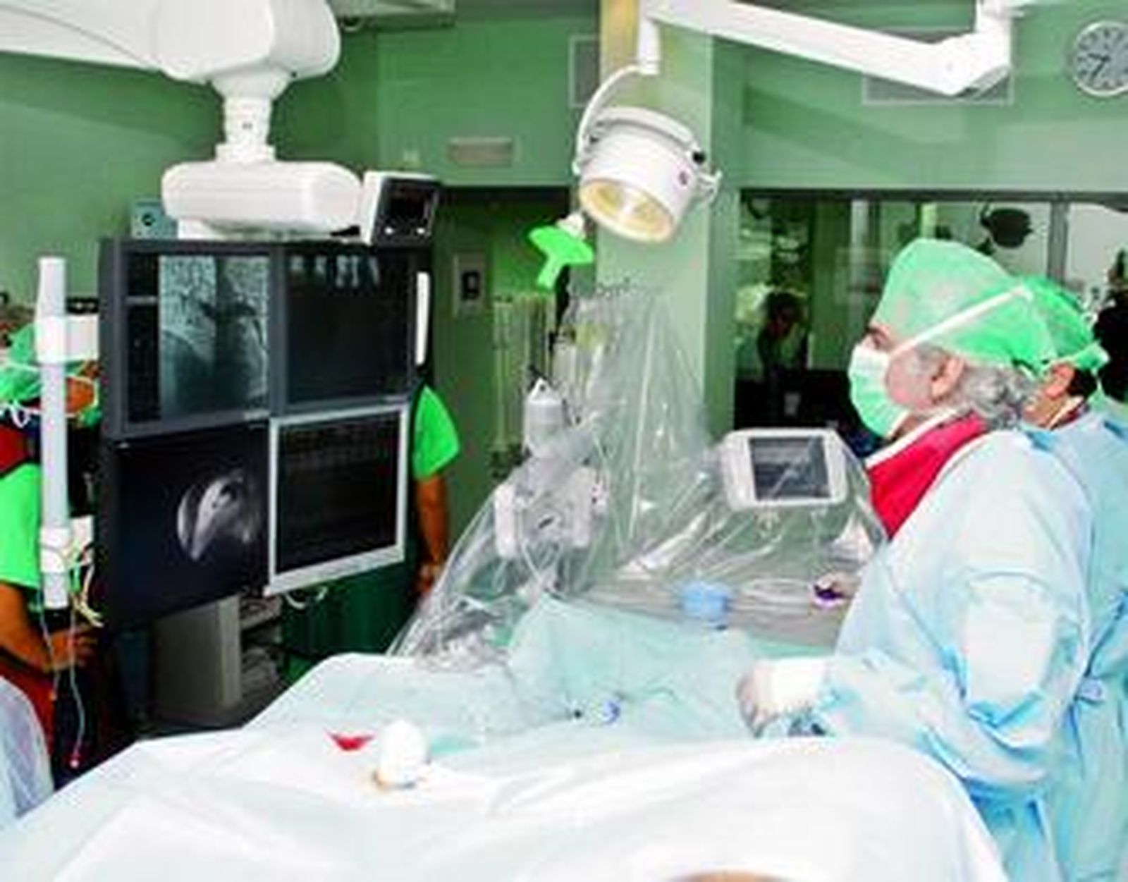 Equipo médico en un quirófano.