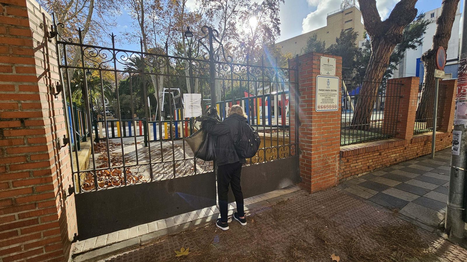 El parque María Cristina de Algeciras, cerrado por el viento. 