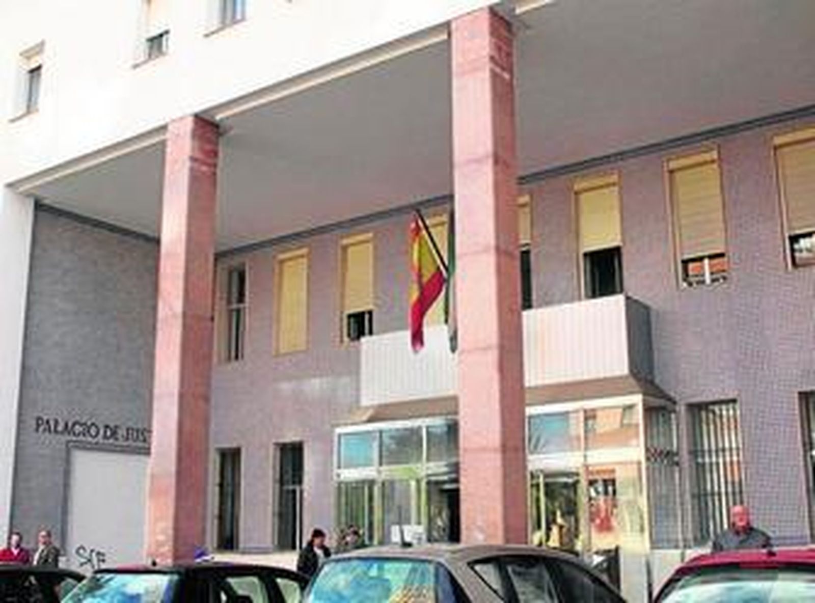 Una imagen de la puerta del Palacio de Justicia, donde está la Fiscalía y el juzgado de Violencia.