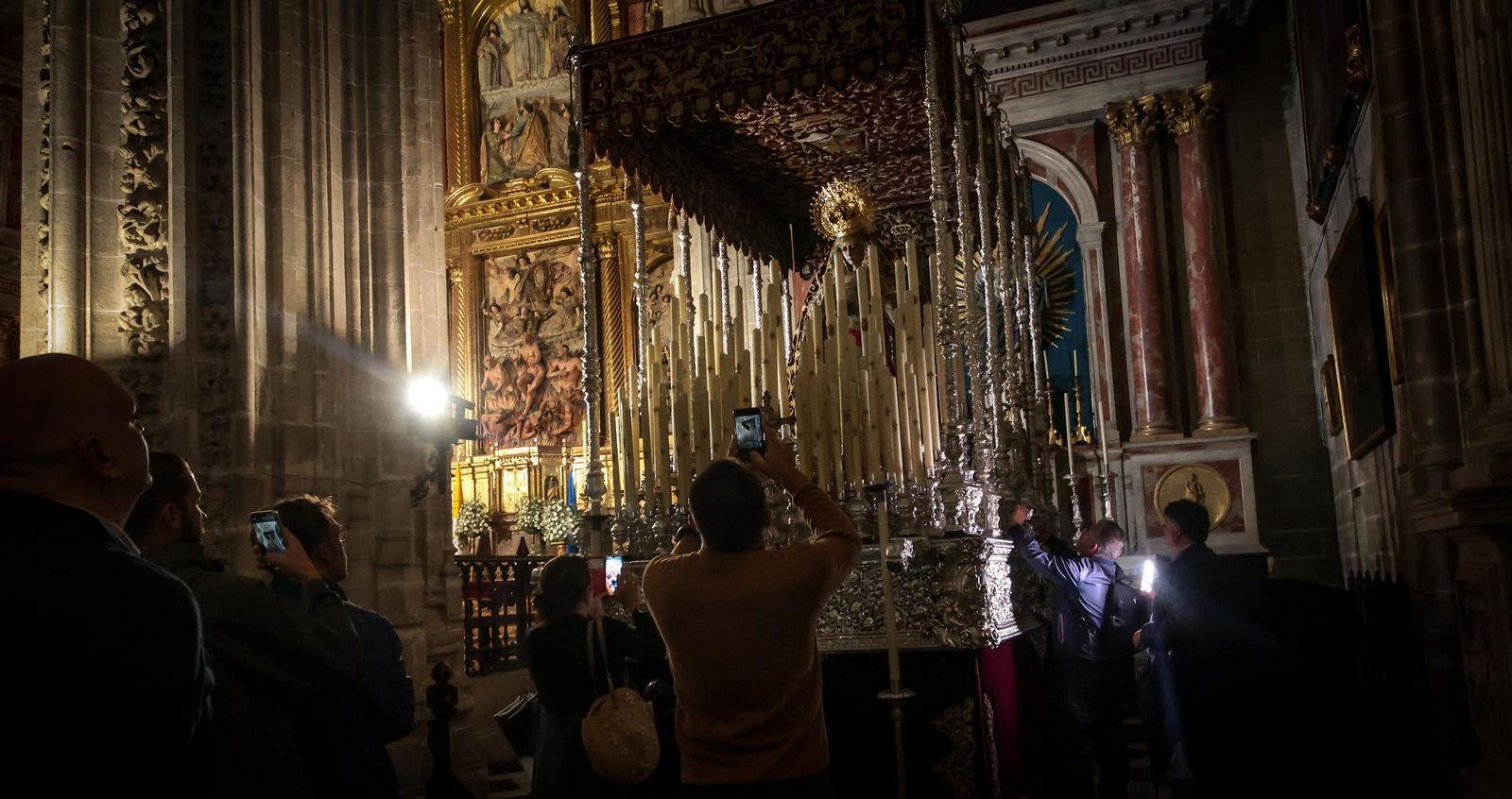 Imágenes de la visita a los templos tras el aplazamiento de la Magna Mariana de Jerez
