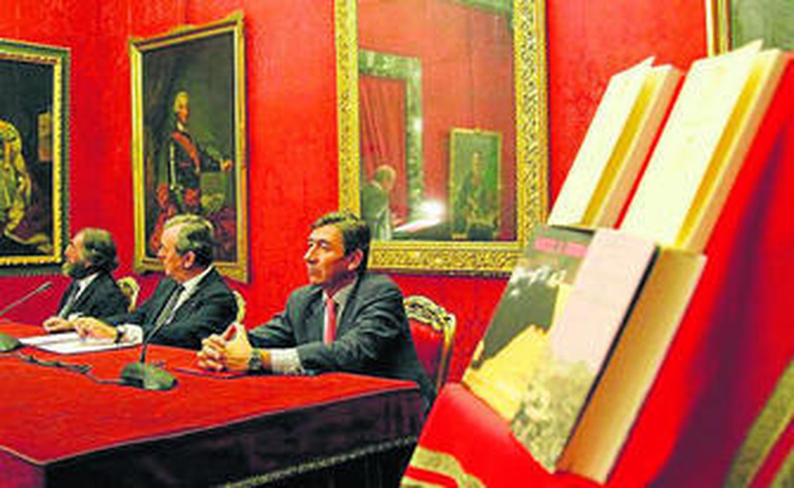 Romero, Benjumea y De León, con las obras editadas en primer plano.