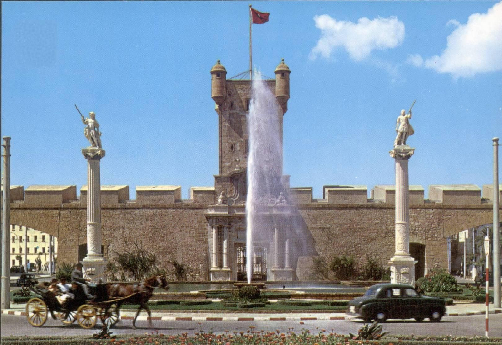 Imágenes desconocidas de la historia de Cádiz bajo la fuente de Puerta de Tierra