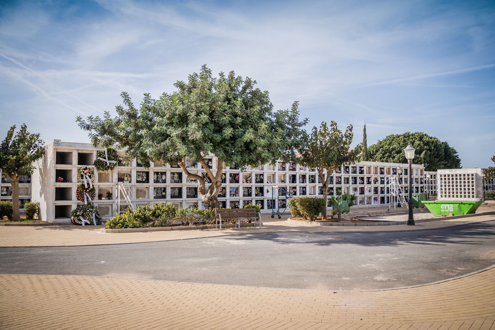 Vista de un conjunto de nichos en uno de los cementerio de Roquetas de Mar.