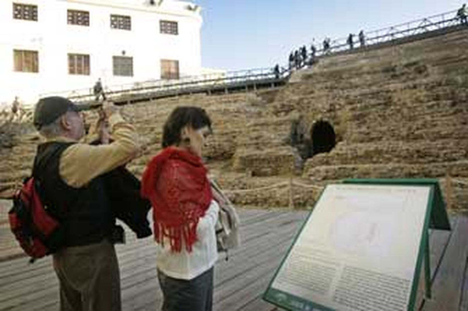 Dos visitantes en el Teatro Romano. /Lourdes de Vicente