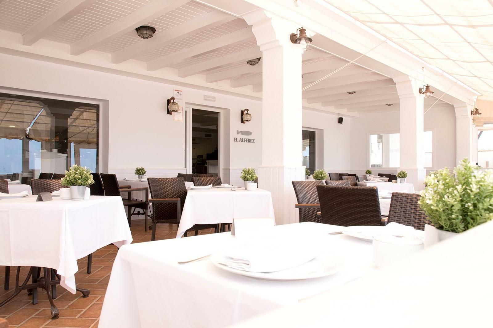 El Alferez (El Palmar). Ubicado en un lugar cálido, dominado por la luz de una playa, El Palmar de Vejer, Francisco Alferez es un pequeño universo marino que se ha convertido en referente de quienes rinden culto a esa gastronomía, tradicional e innovadora, que se construye con mimo y maestría a partir de productos que marcan la diferencia como el atún de almadraba. Cuentan con una carta especial dedicada al atún, que le es suministrado por la firma Petaca Chico. Dirección: Playa de El Palmar sin número. Vejer de la Frontera. Teléfono y reservas: 626 58 08 95. fcoalferez@gmail.com