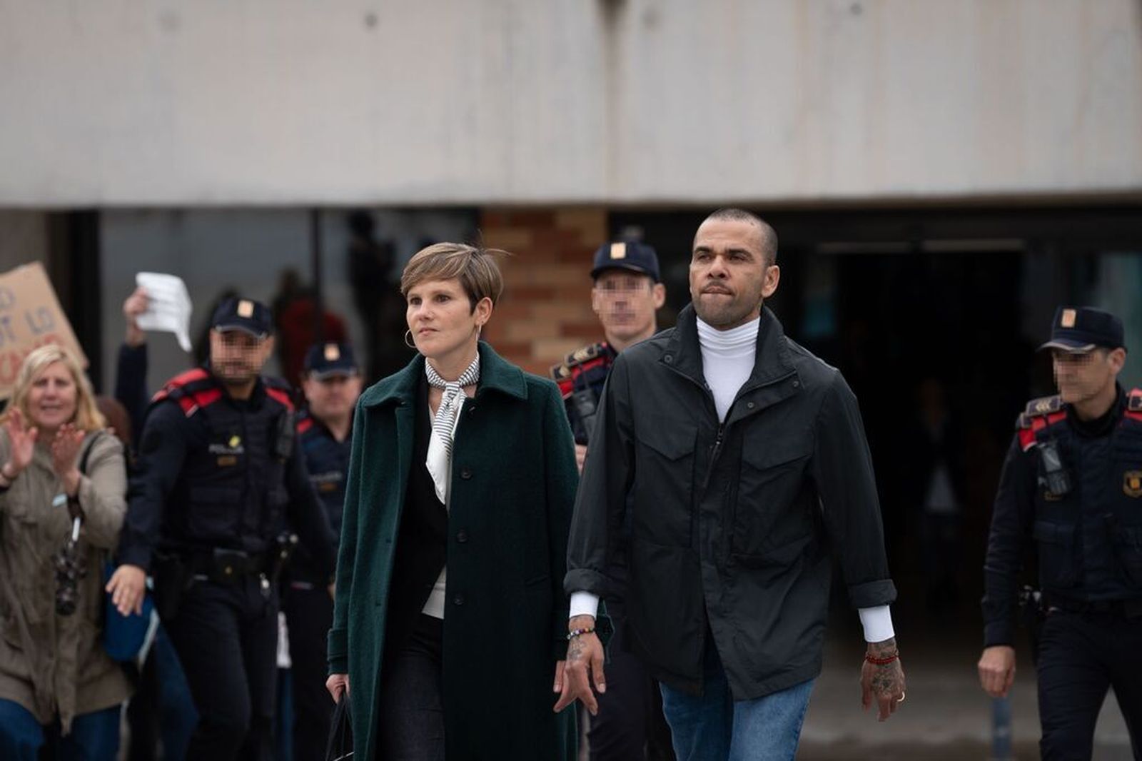 Dani Alves sale de prisión y esperará en libertad la revisión de su condena por agresión sexual