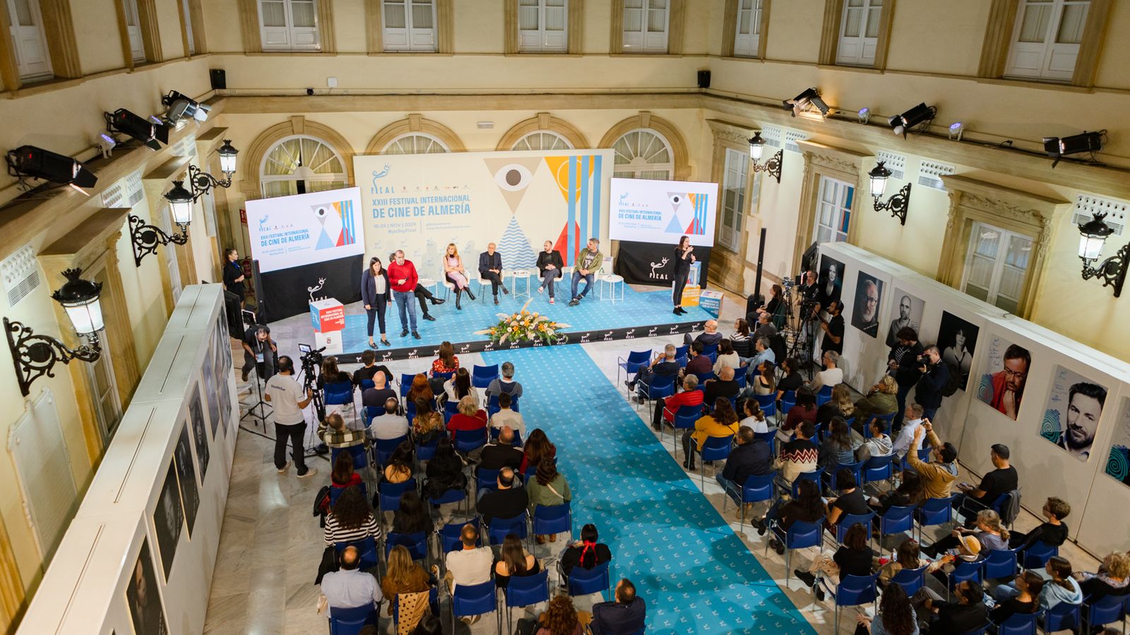 Lleno en el Patio de Luces de la Diputación de Almería.