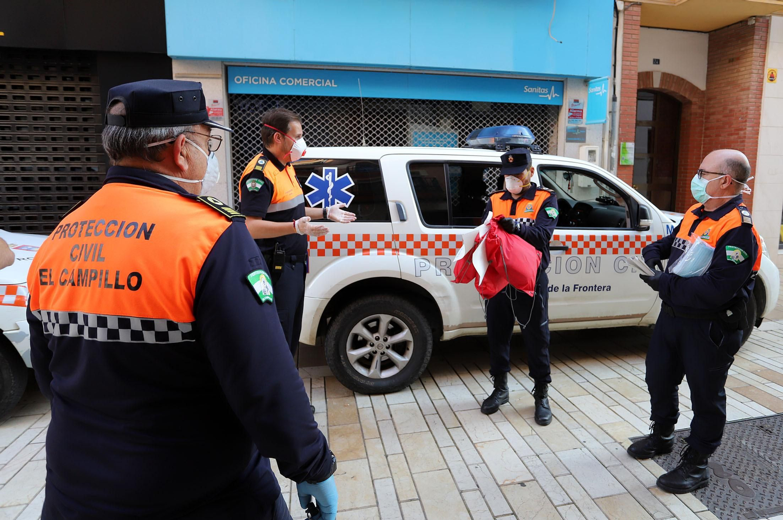 Imágenes de los cuerpos de Protección Civil recibiendo mascarillas de la Subdelegación del Gobierno