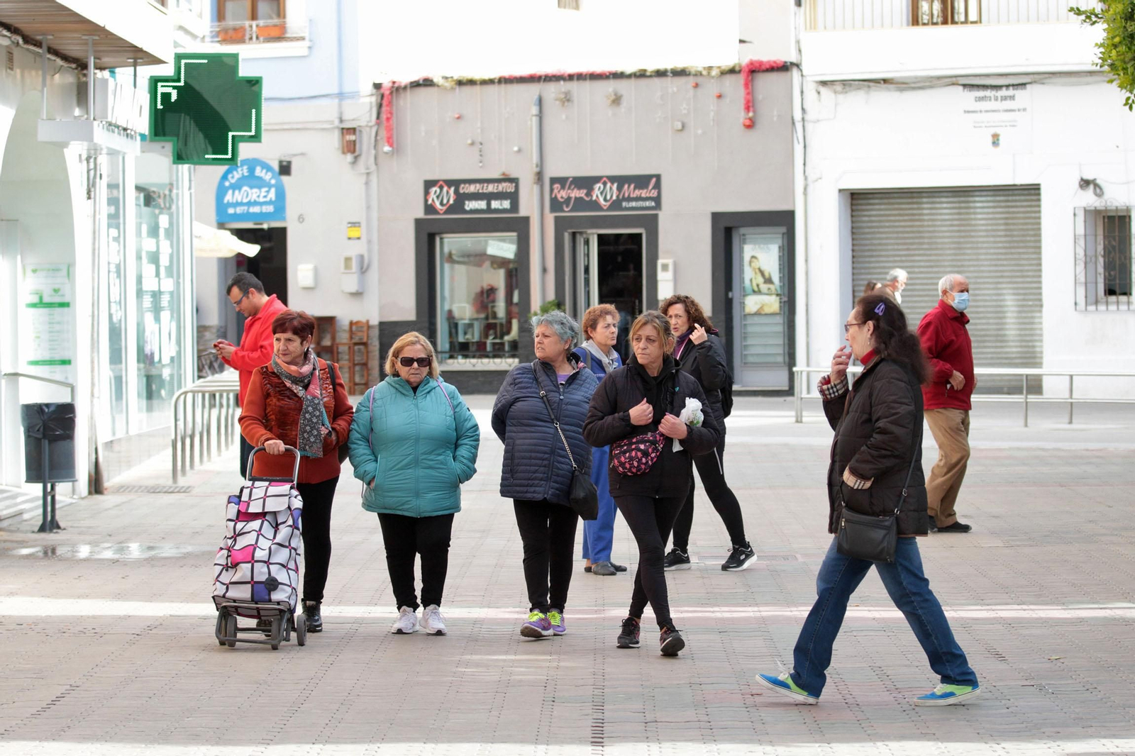 Gente paseando por las calles de Viator, en la provincia de Almería.