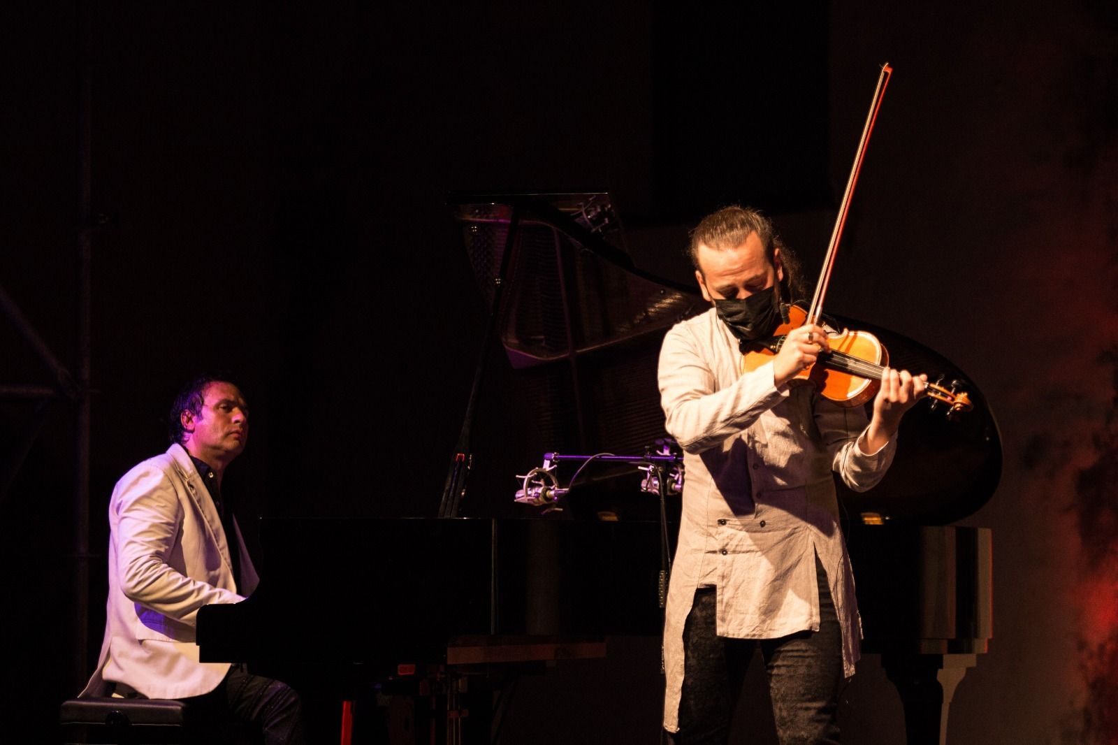 El piano de Manolo Carrasco y el violín de Simón García, en las Noches del Castillo.