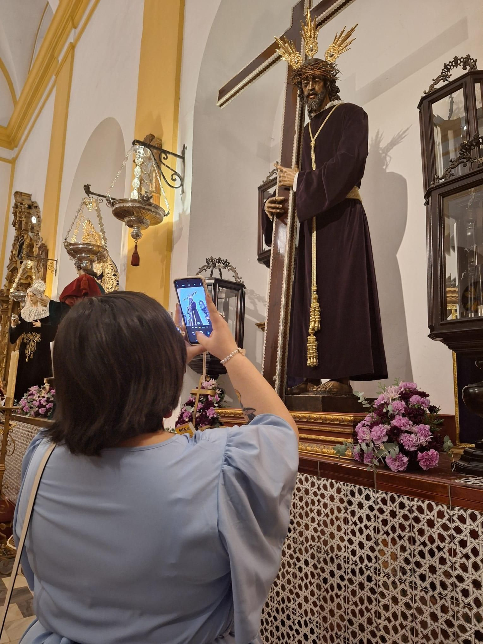 La exposición sobre los estrenos de la Semana Santa de 2024 de Puente Genil, en imágenes