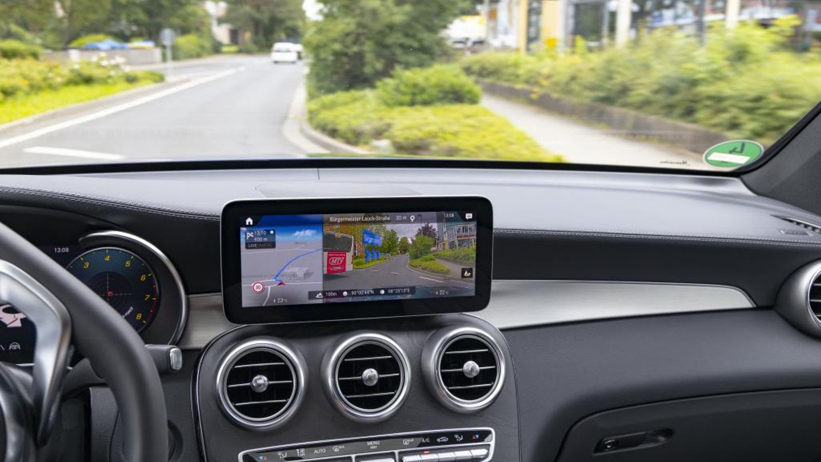 Mercedes introdujo la realidad aumentada en las pantallas de infoentretenimiento.