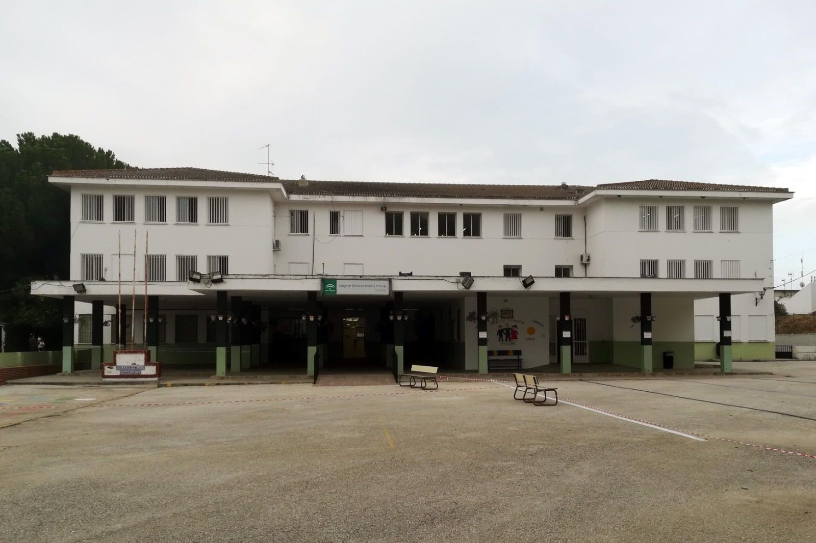 La parte exterior del colegio de Torrevieja en Villamartín