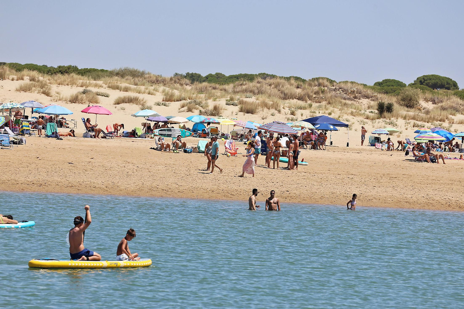 Ambiente en las playas de Huelva en la mañana de domingo
