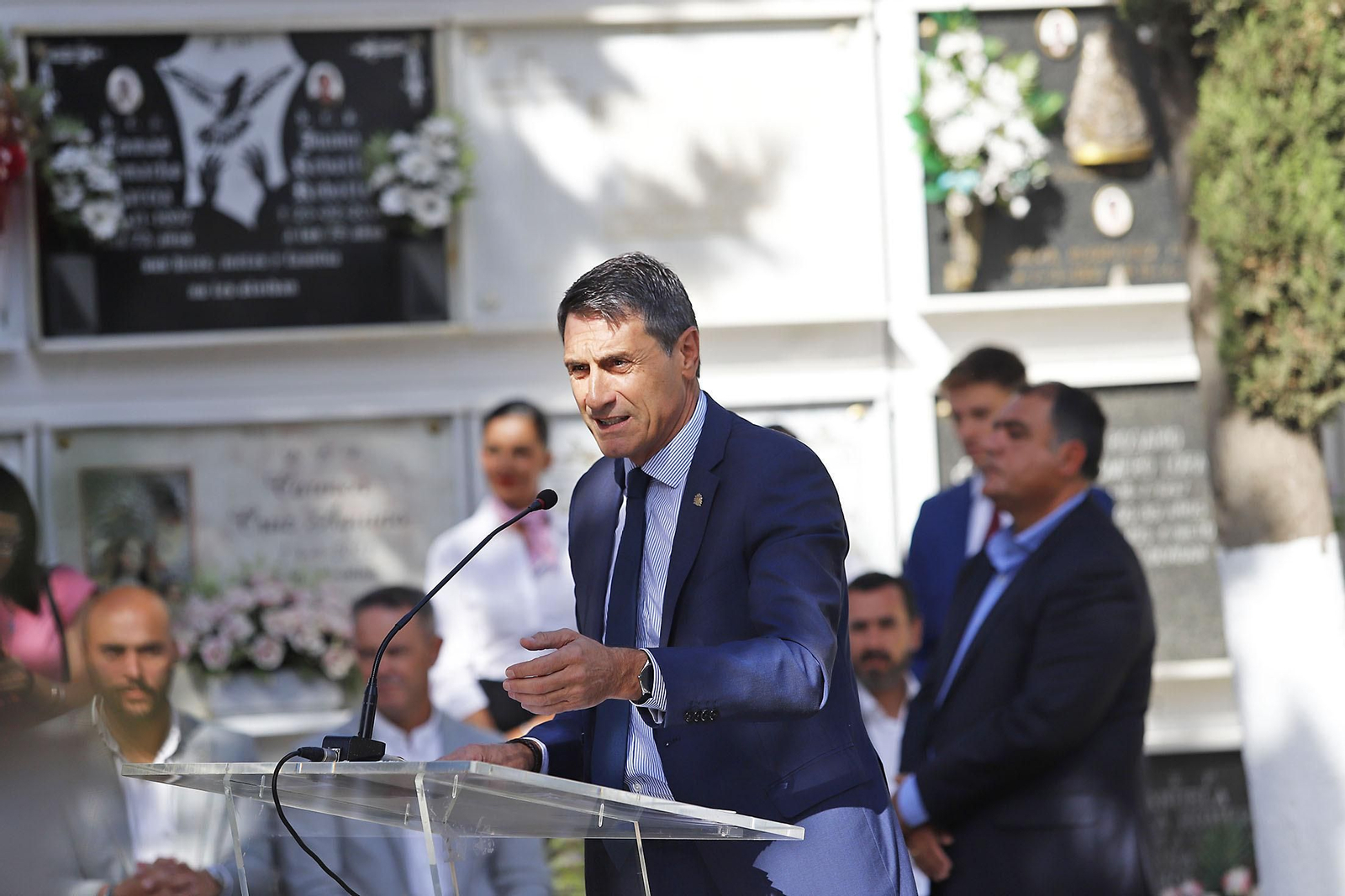 Imágenes del homenaje a Jesús Quintero con el descubrimiento de una escultura de Elías Rodríguez Picón