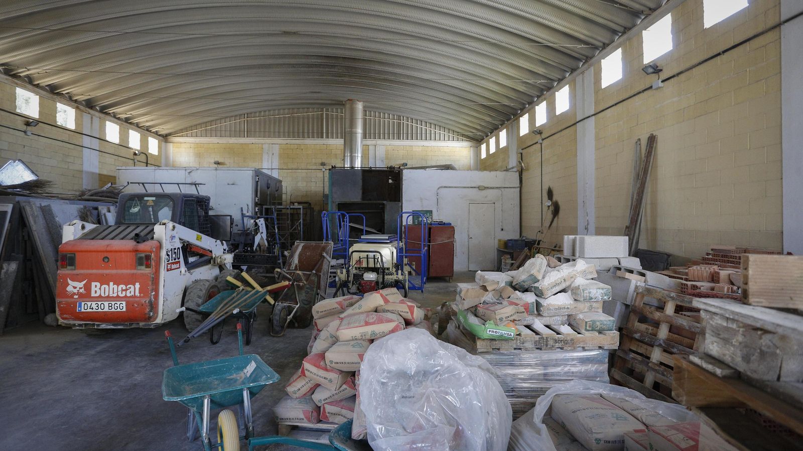 Imagen tomada en 2017 del interior de una nave construida para albergar un horno crematorio.