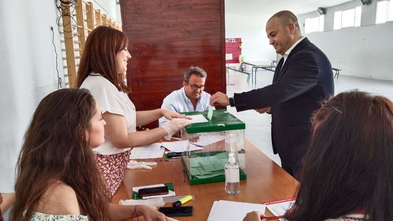Julio Díaz ejerce su derecho al voto.