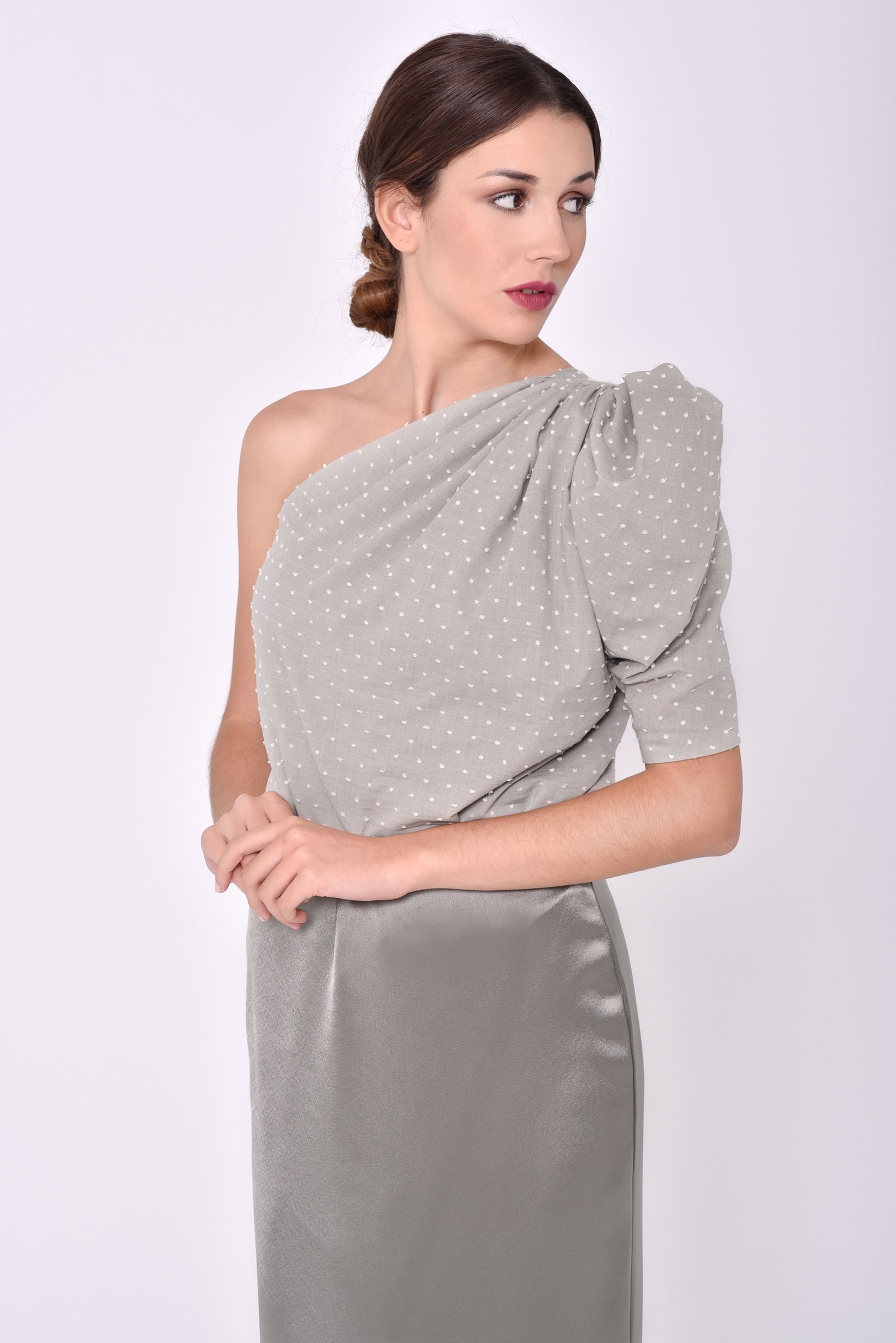 Camisa asimétrica con una manga abullonada.