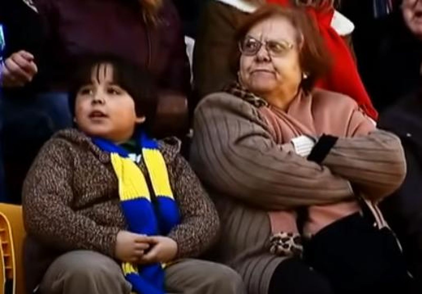 El pequeño, viendo el partido junto a su abuela, hace unos años en el estadio del Cádiz