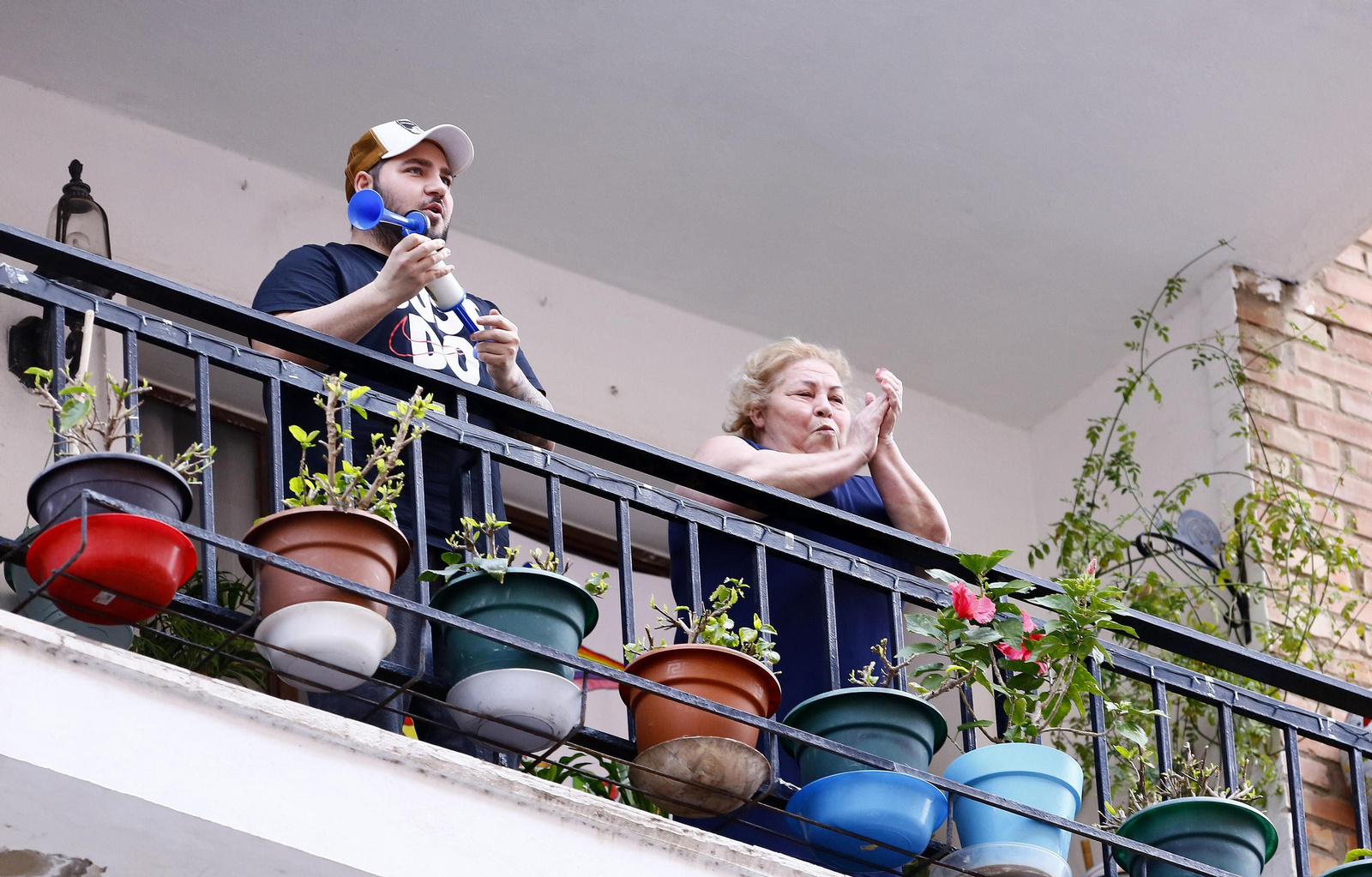 Coronavirus: El primer día de aplausos en Málaga en el que el sol aún no ha caído, en fotos