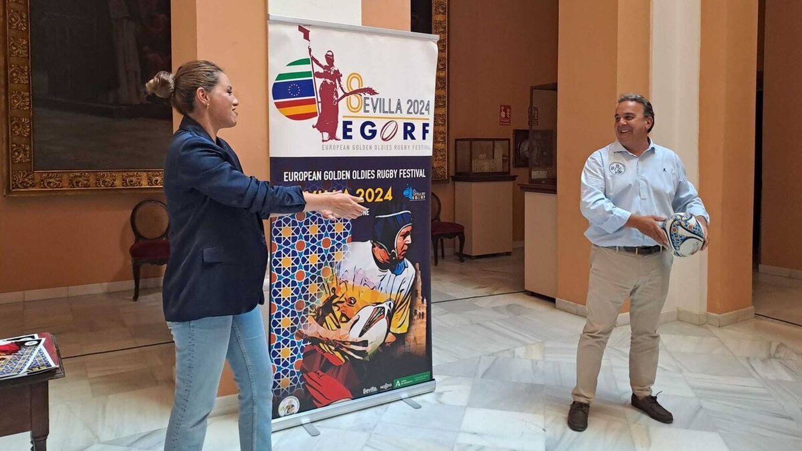 Minerva Salas estuvo dispuestas a realizar algunos lanzamiento con el balón