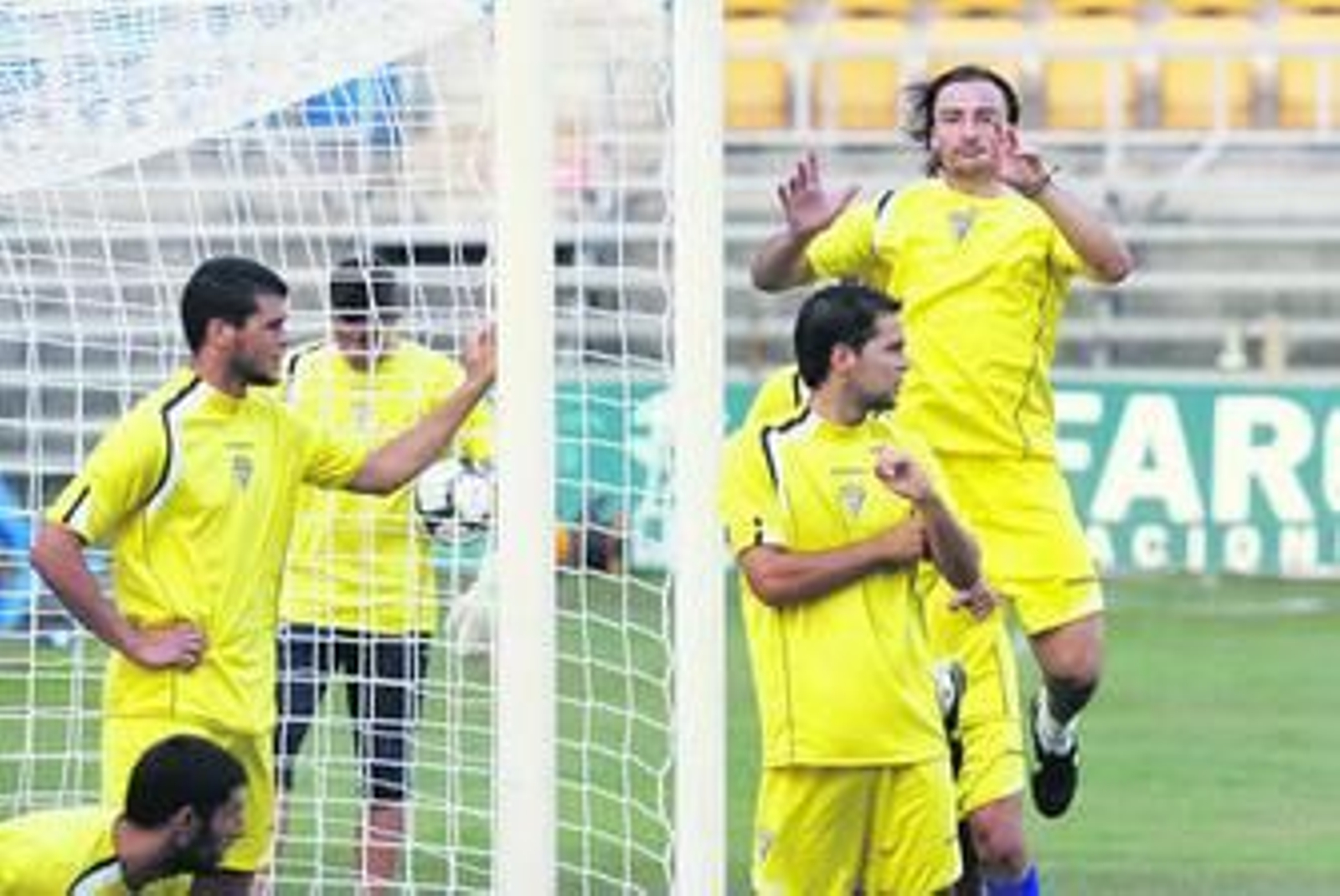 Toedtli salta por detrás de Dani Fragoso en una acción en el interior del área.
