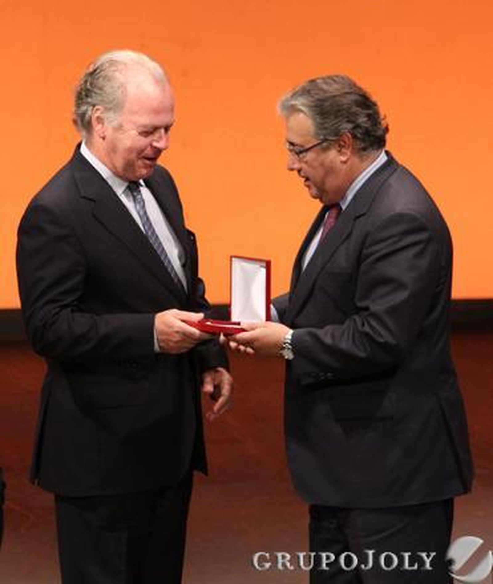 El hijo de Eduardo Ybarra recoge la medalla a título póstumo

Foto: B. Vargas