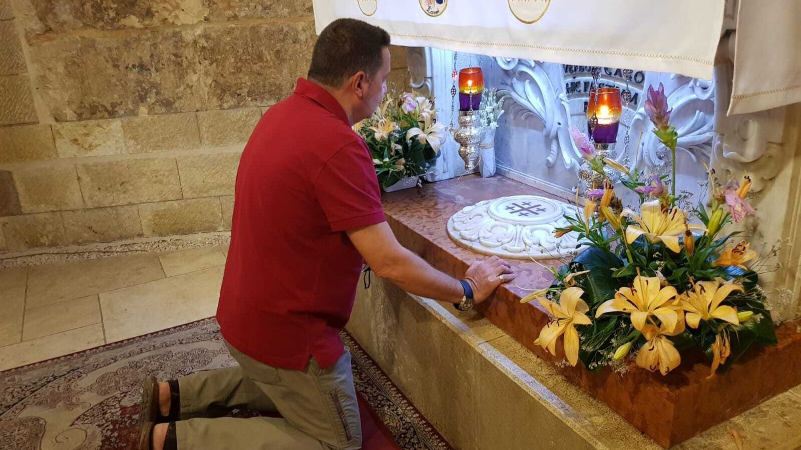 Juan Laluz deposita los nardos del paso de la Patrona a los pies del altar de la gruta de la Anunciación, en Nazaret.