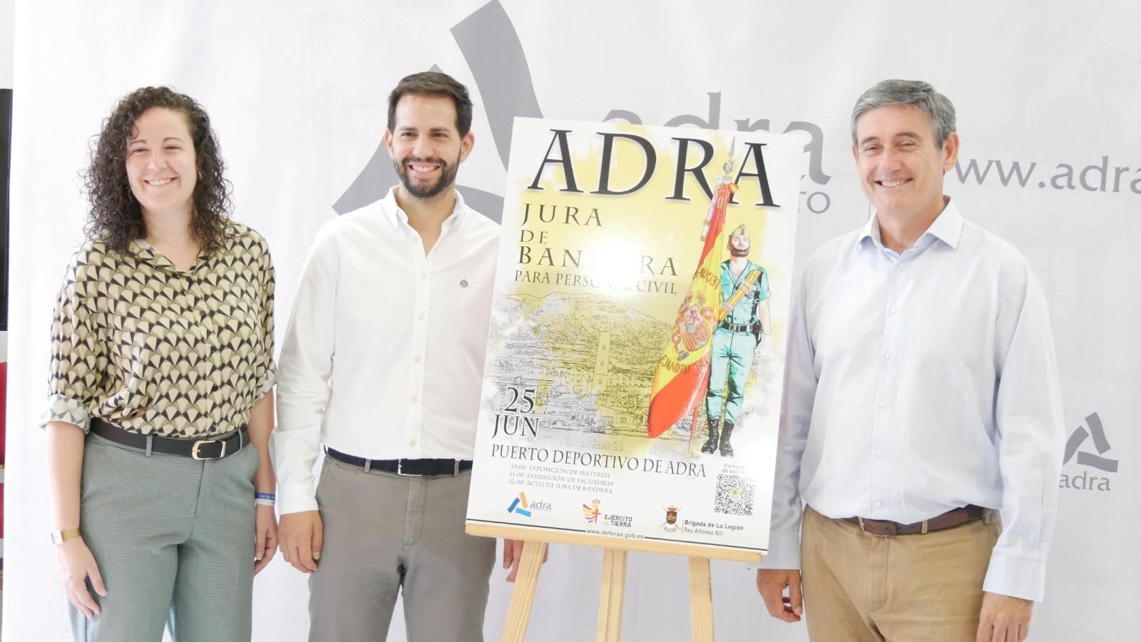 Manuel Cortés, junto a los ediles José Crespo y Patricia Berenguel, en la presentación del acto.