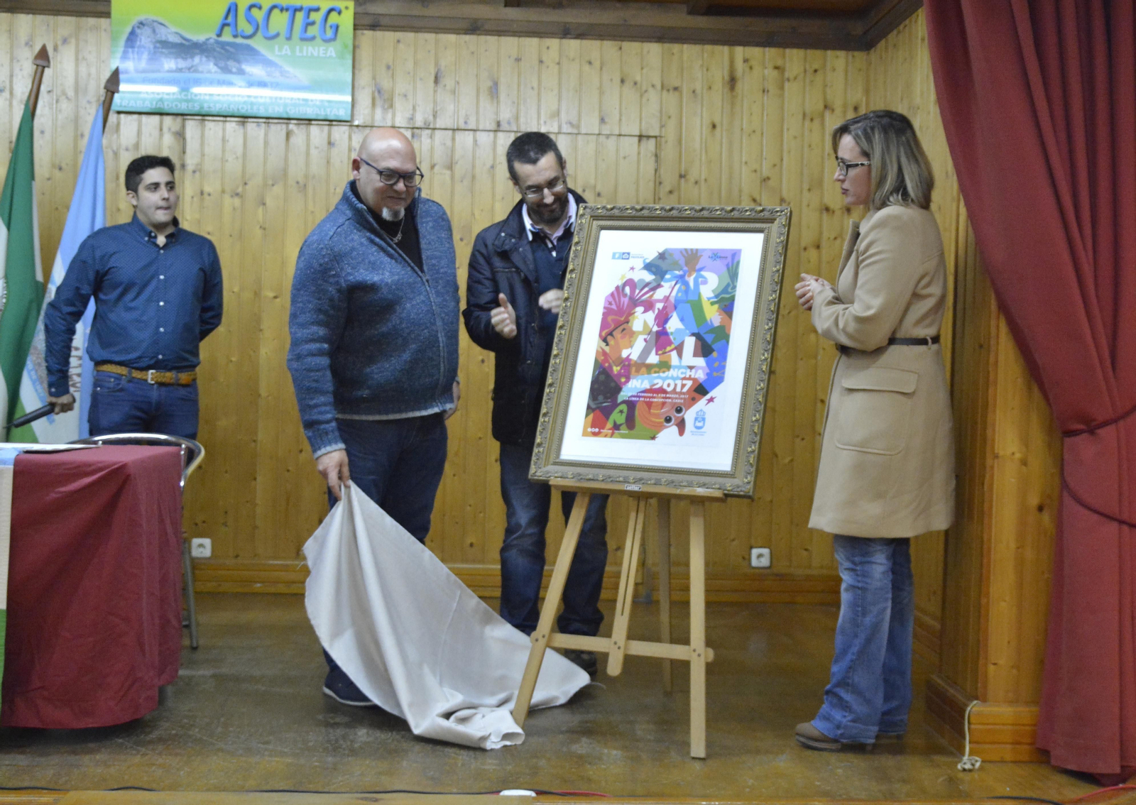 El pregonero, Miguel Er Caja; el alcalde y la edil de Fiestas, junto al cartel.