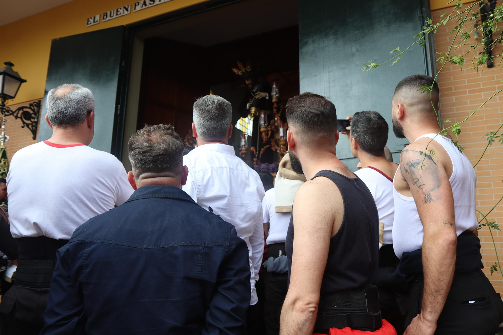 La Hermandad de Padre Pío en la Semana Santa de Sevilla 2025