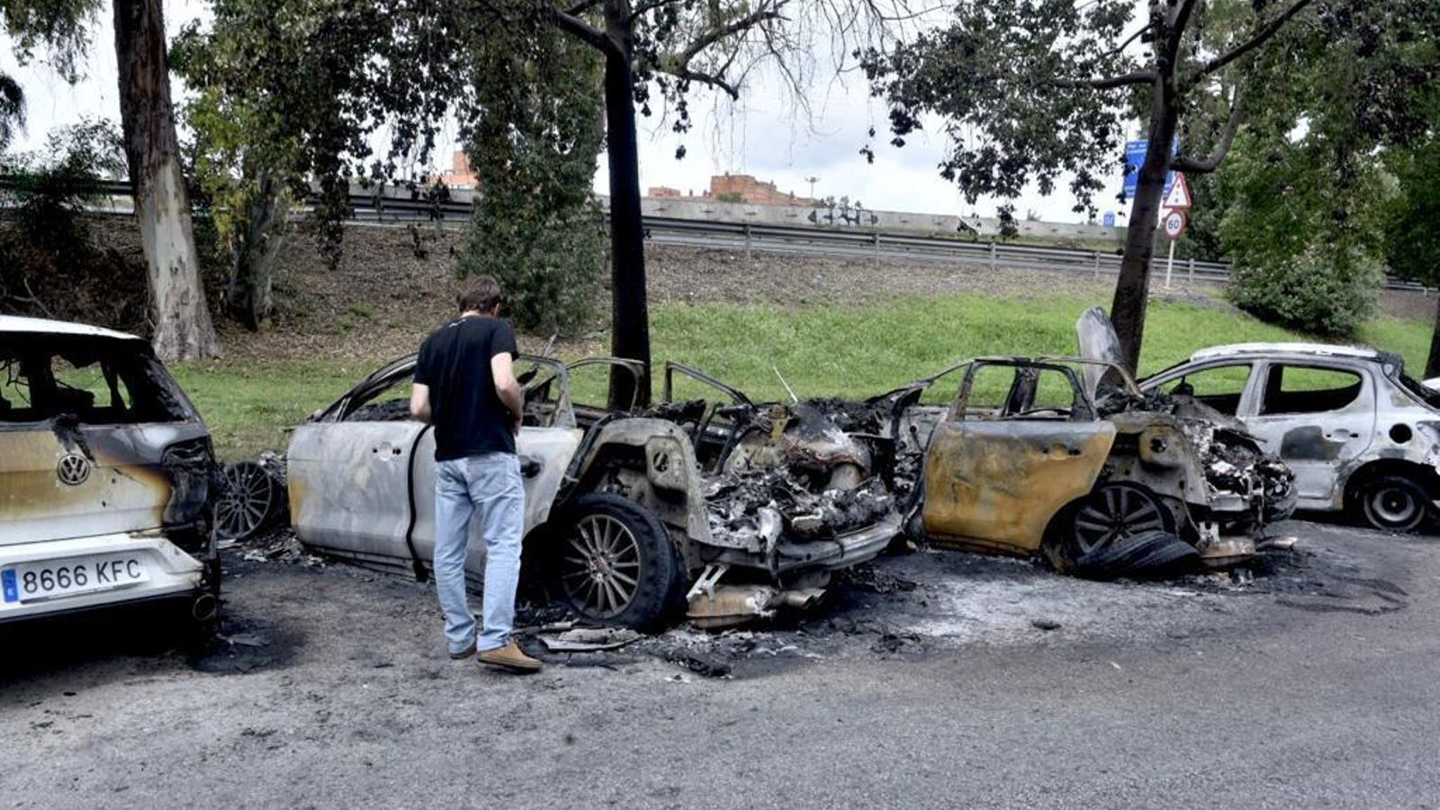 Un hombre contempla el estado de los vehículos tras el fuego.