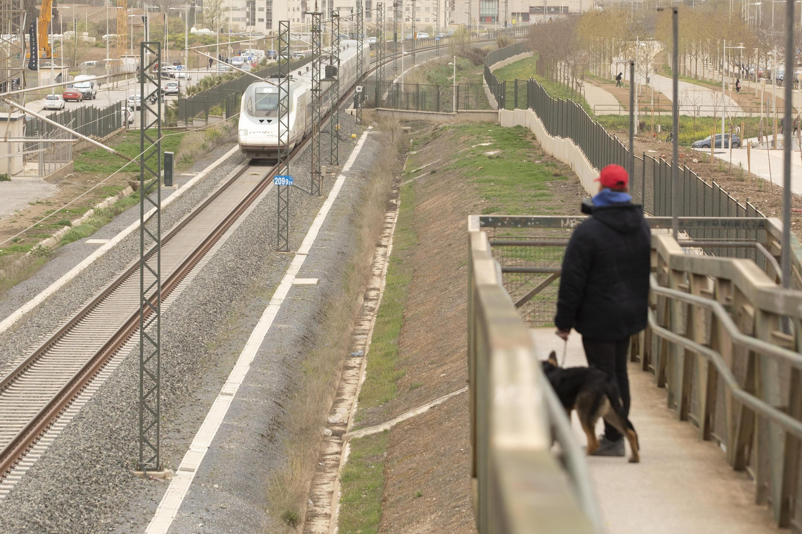 Los barrios de Chana y Rosaleda están unidos por una pasarela por las vías del AVE