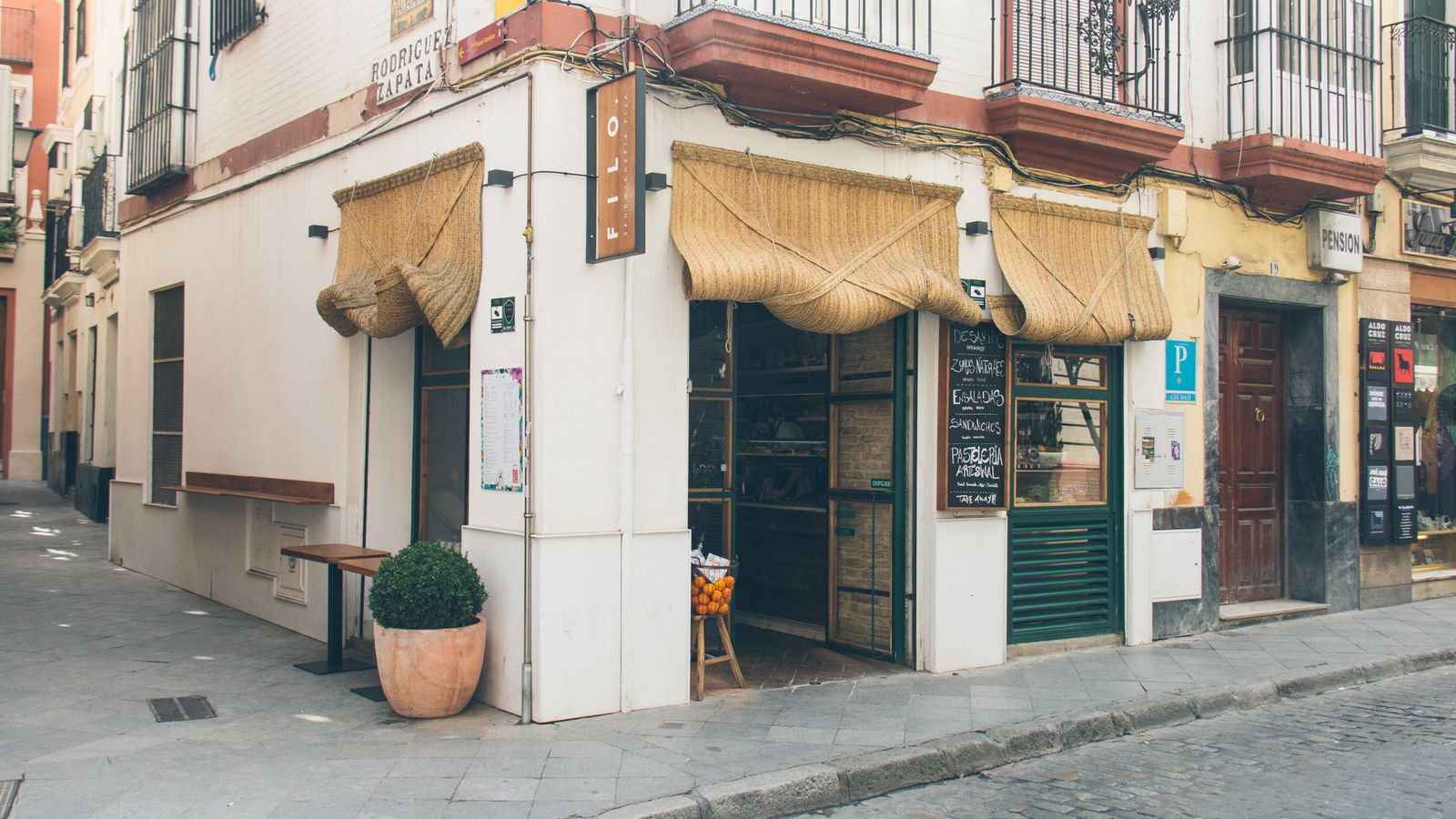 Fachada del establecimiento, en la calle Hernando Colón.