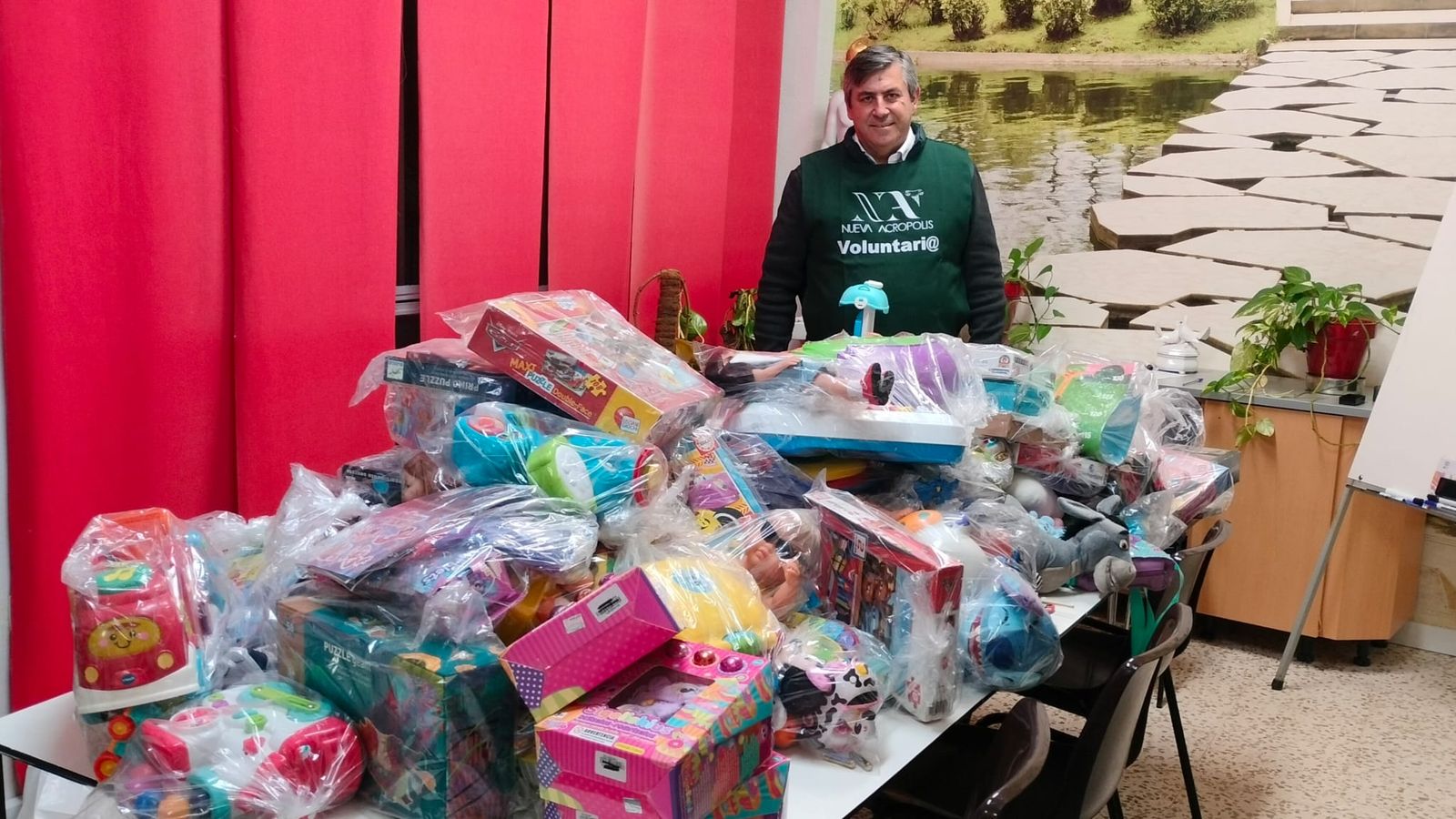 Manuel Ruiz junto a parte de los juguetes recaudados por Nueva Acrópolis.