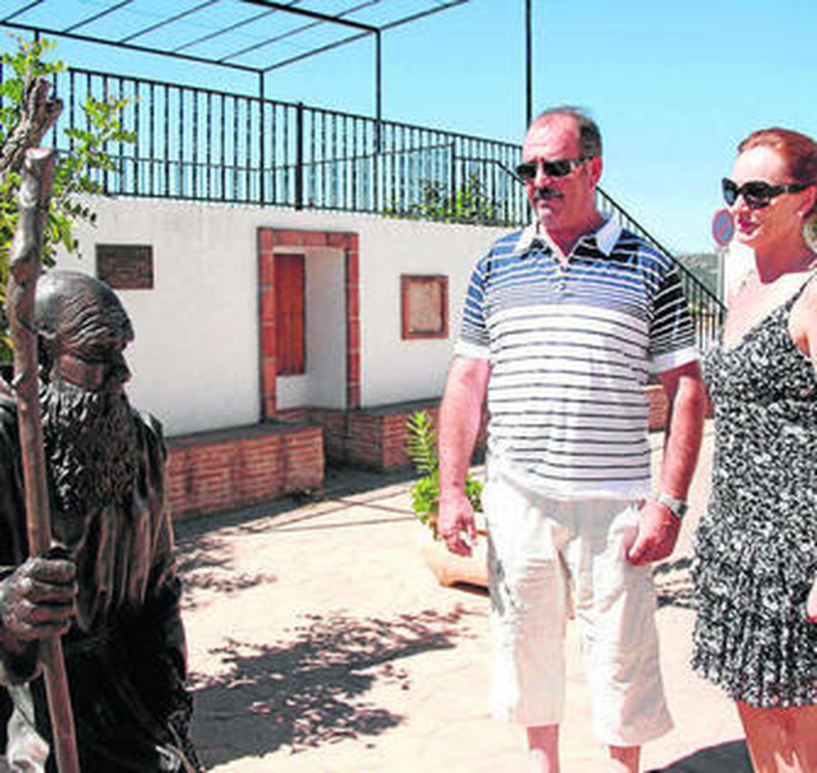 Dos turistas, visitan, ayer, el monumento dedicado a Fray Leopoldo.