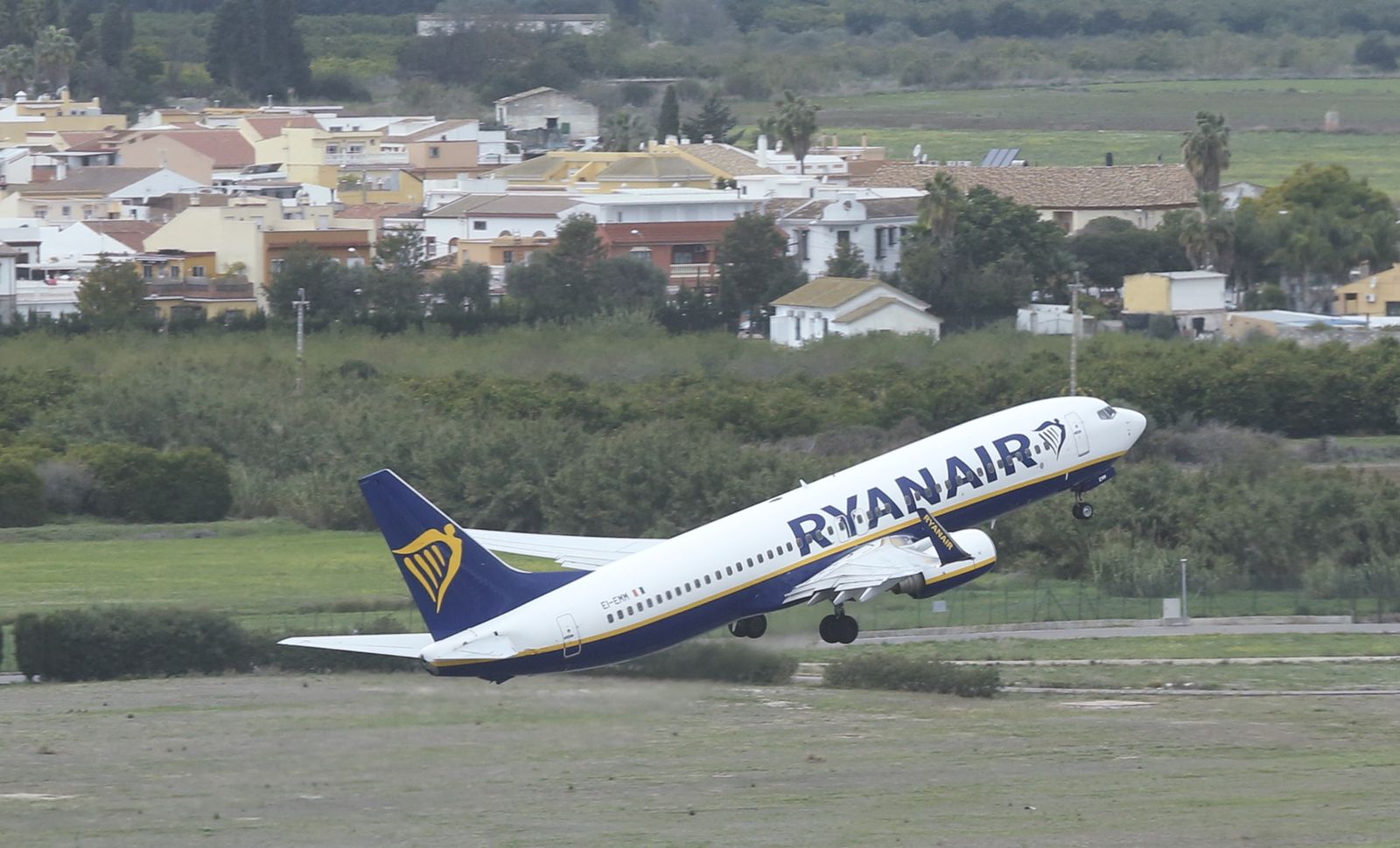 Un avión despega desde un aeropuerto andaluz.