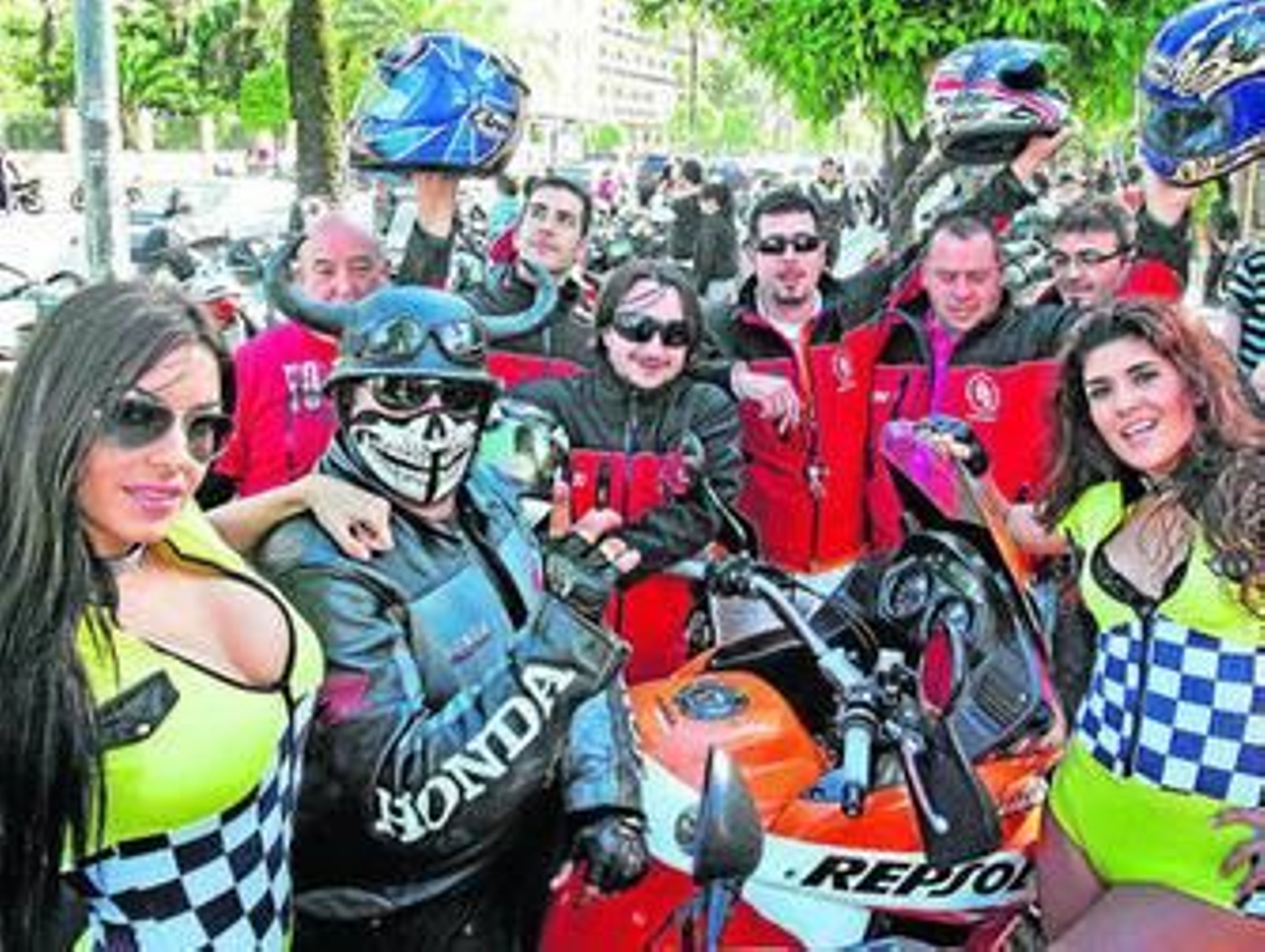 Un par de modelos, junto a un grupo de moteros, en la avenida Alcalde Álvaro Domecq.