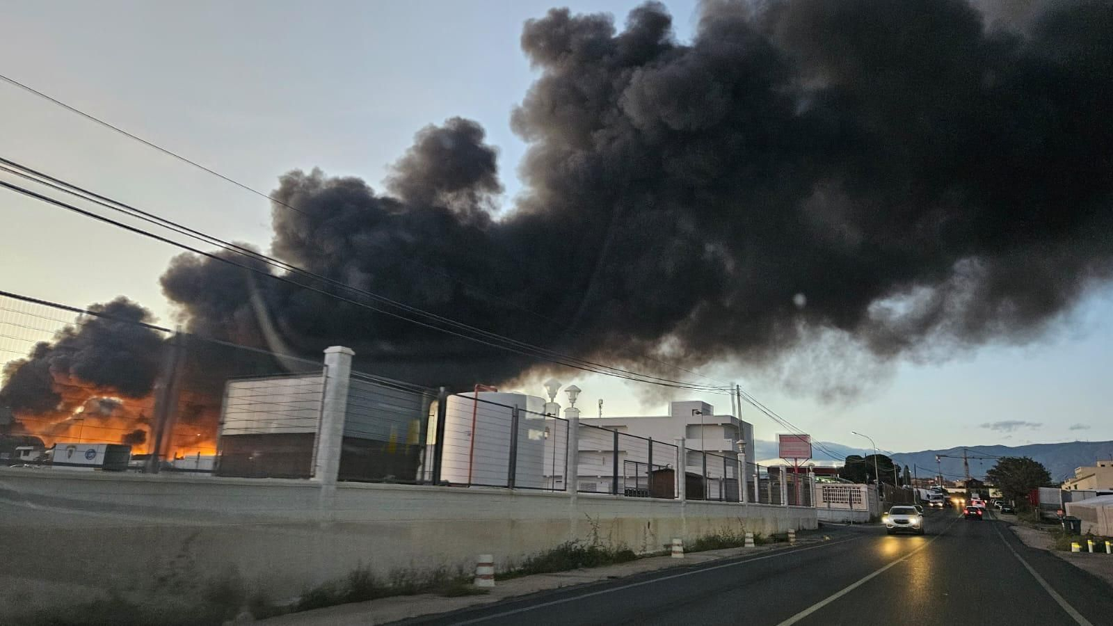 Las imágenes del incendio de la planta de reciclaje en Almería