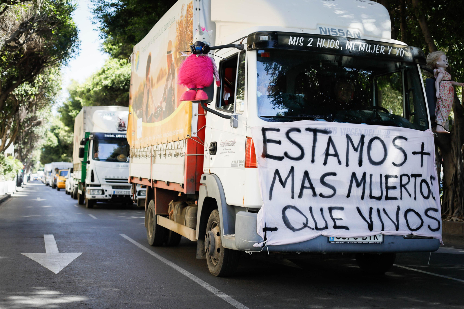 Los agricultores colapsan el puerto de Almería