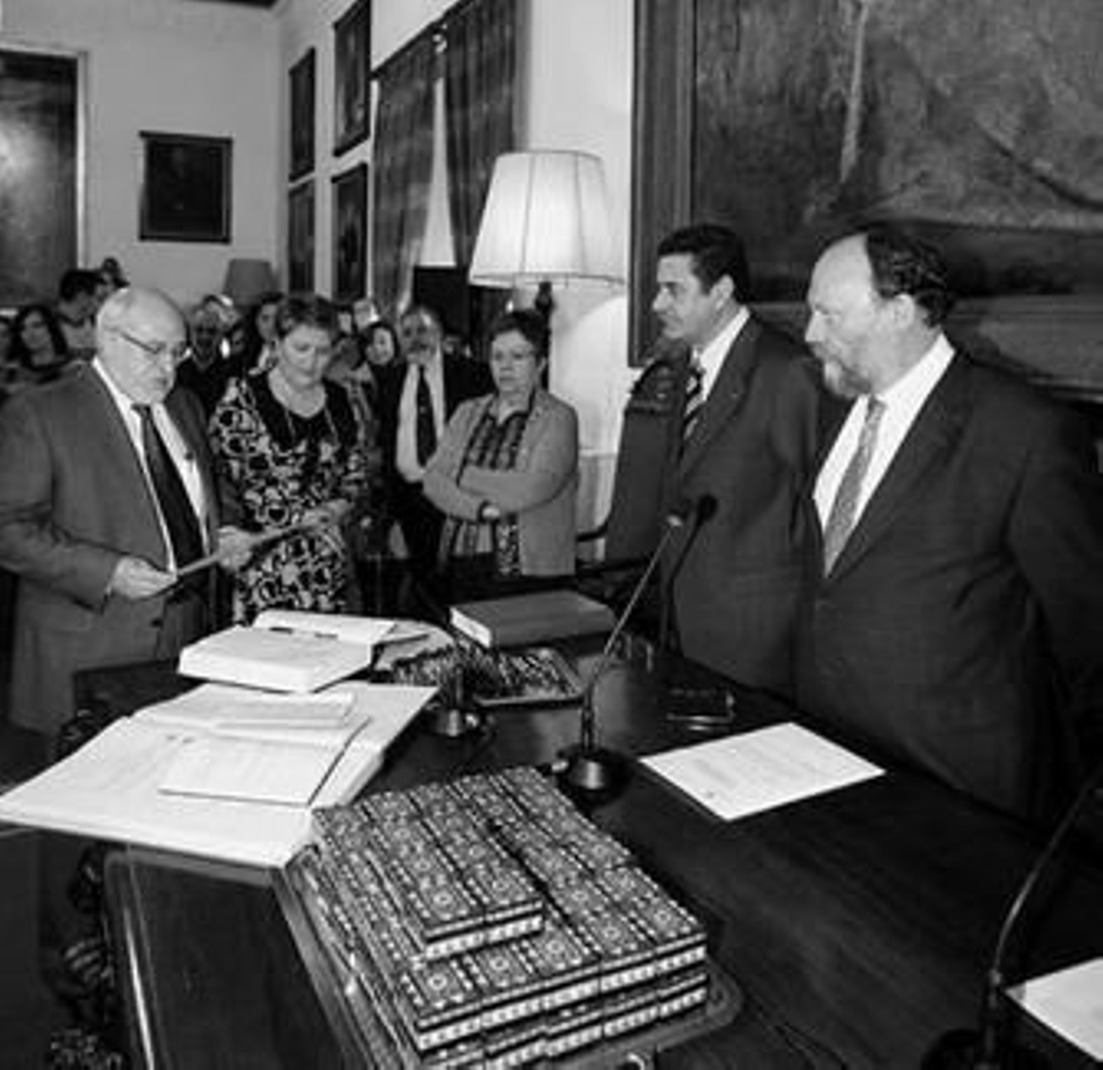 Docentes y PAS toman posesión de su cargo en el Hospital Real.