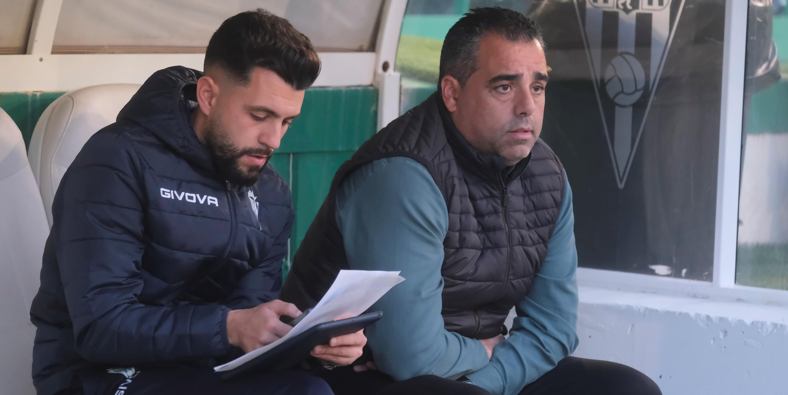 Germán Crespo, acompañado de Óscar Ibáñez, en el banquillo del Córdoba CF en El Arcángel.