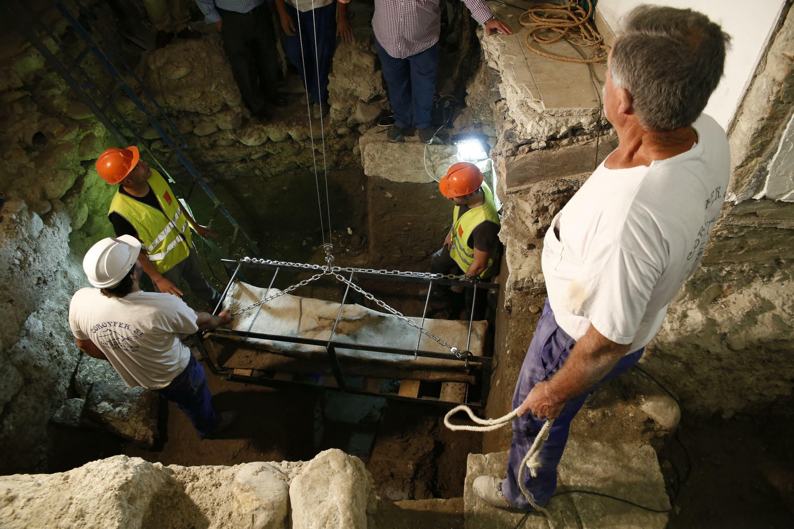 La extracción del sarcófago romano, en imágenes
