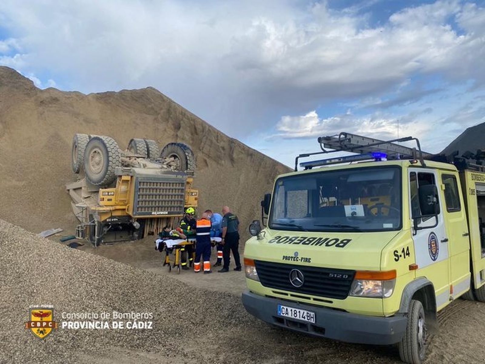 Bomberos trabajan en la asistencia del conductor herido en Villamartín.