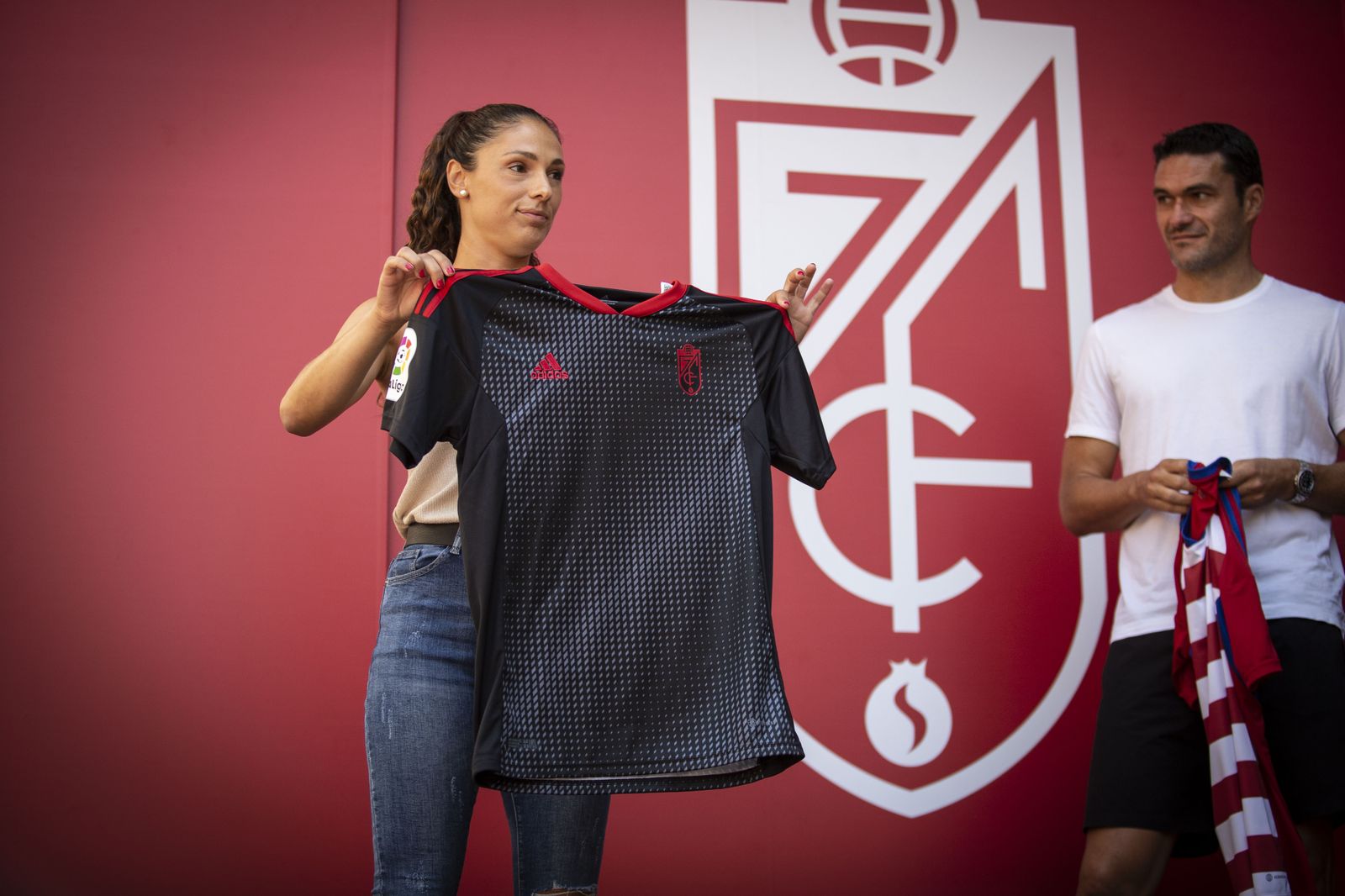 Así son las nuevas camisetas del Granada CF