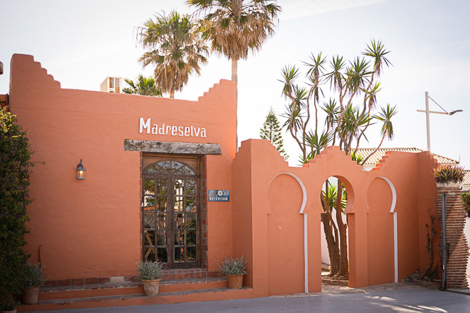 El Jardín de Madreselva se sitúa en el hotel Madreselva, a unos 50 metros de la playa de Los Caños de Meca