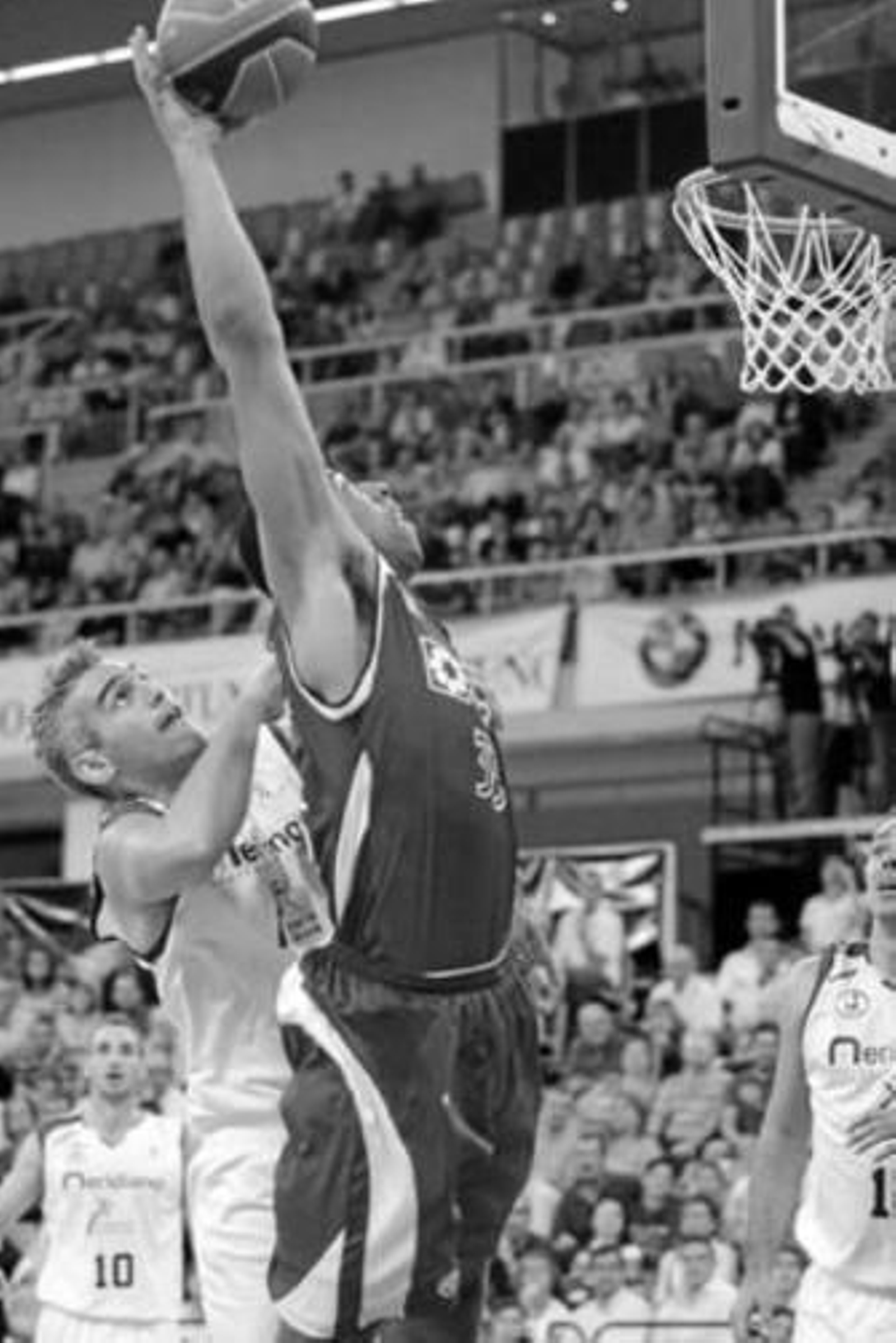 Hendrix captura un rebote ante la oposición de Rejón.