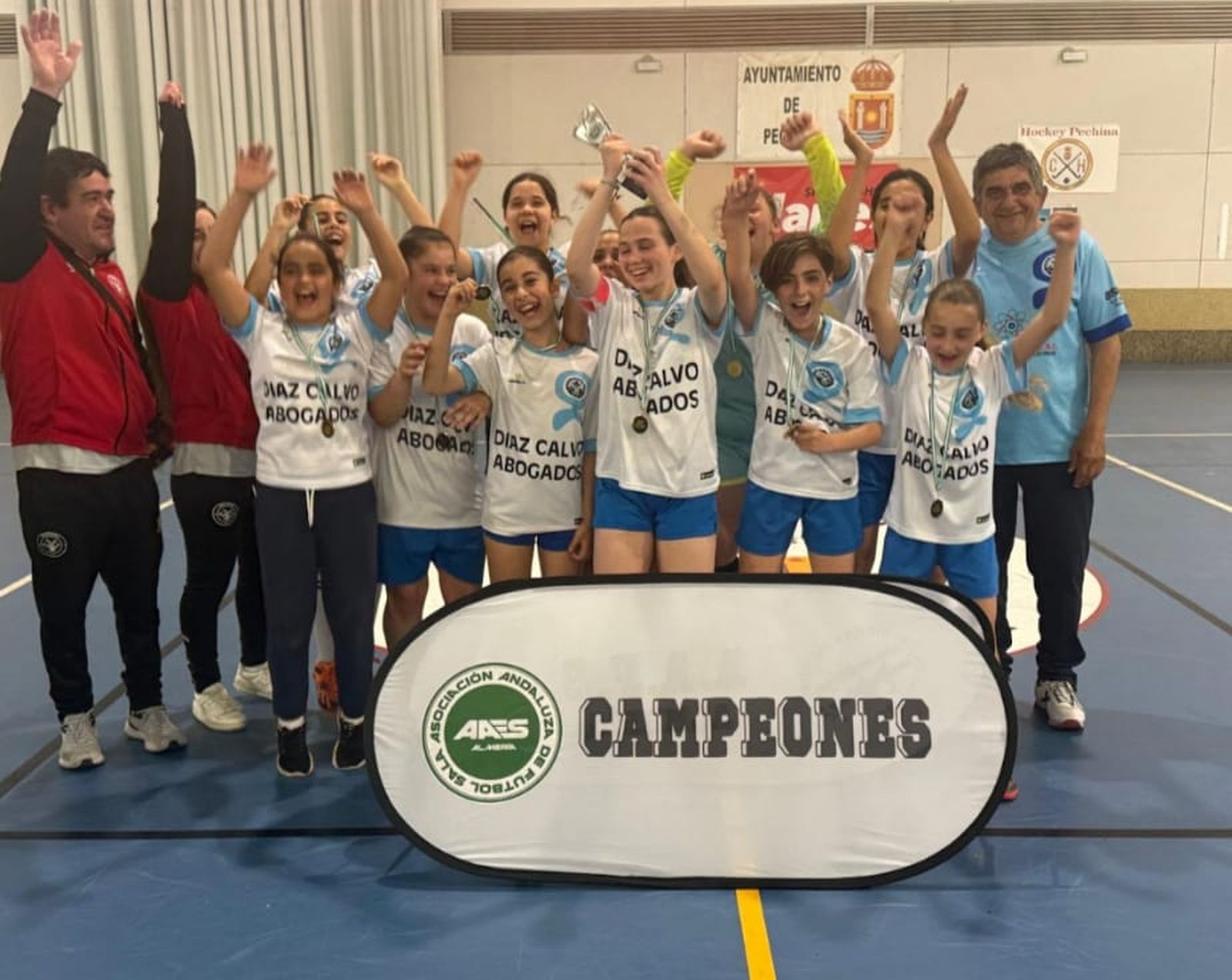 Las jugadoras del CD Los Molinos reciben el título de campeón en la categoría alevín/benjamín.