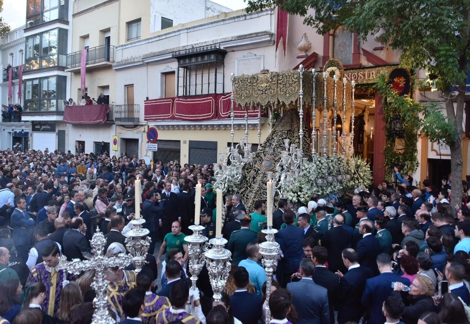 El regreso de la Esperanza de Triana, en imágenes