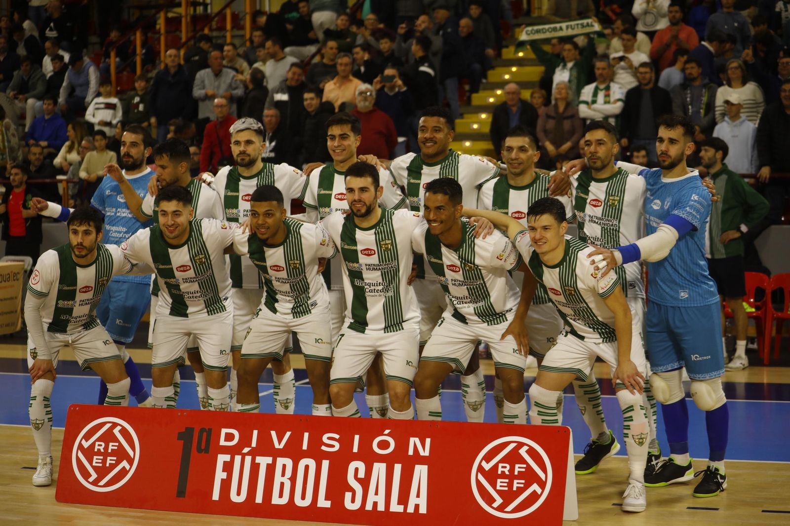 Las mejores fotos del ambiente en Vista Alegre para el Córdoba Futsal - Barça
